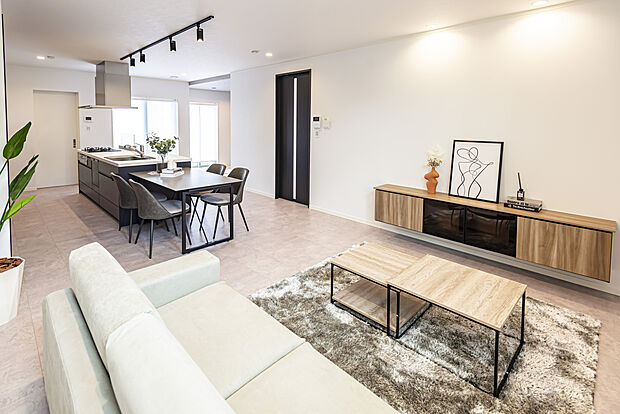 【【当社施工例/LDK】】外からの光が優しく入り、あたたかみのあるLDKです。隣接する和室と一体利用ができ、約23.9帖の広々空間に。家族皆が伸び伸び暮らせる場所となっています。