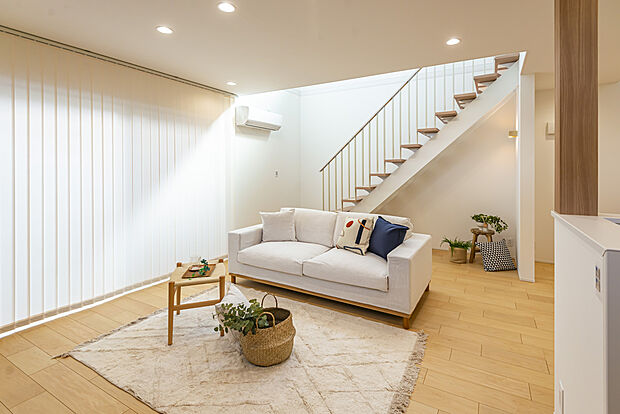 【【当社施工例/LDK】】リビング部分は吹抜仕様で、自然光がたっぷりと注ぎます。リビングイン階段が洗練されたオシャレ空間を演出。視線が縦に抜けるため、空間がより広く感じられます。