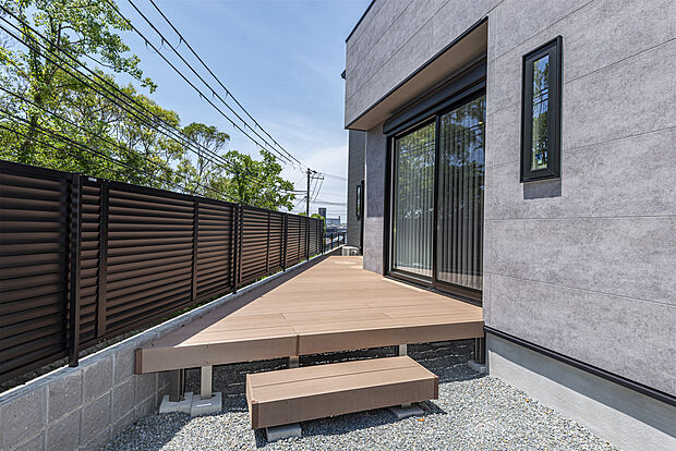 【【当社施工例／ウッドデッキ】】開放感のあるウッドデッキ。天気の良い日にお子様の遊び場として使ったり、テーブルと椅子を置いてティータイムを楽しんだりできます。