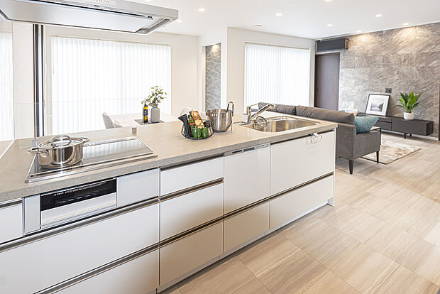 【【当社施工例／キッチン】】伸び伸びと使えるキッチンから、リビングにいる家族と会話を楽しみながら料理ができます。収納設備も整ったキッチンなので、奥様にとって嬉しいキッチンです。