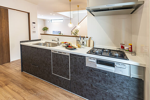 【【当社施工例/キッチン】】ブラックを基調としたスタイリッシュなキッチンです。背面にはパントリーを備えており、食品ストックや食器、料理グッズなどをすっきりと収納できます。