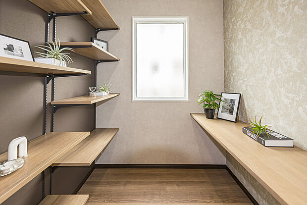 【【当社施工例/書斎】】書斎では複数の書斎を設けており沢山お気に入りの本を置いておくことが出来ます。またパソコンを置いておくことでデスクワークをする場所として活躍しますね。