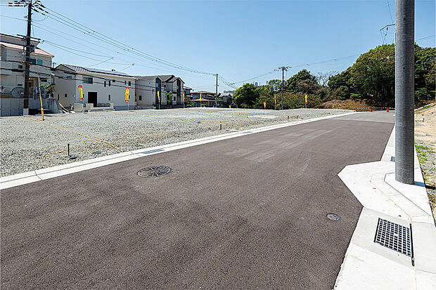 【【現地写真】】敷地内道路も広々していて、お車がスムーズに通ることが出来ます。お車２台を駐車できるプランもKANJUではご用意しております。是非この機会にお問い合わせください。