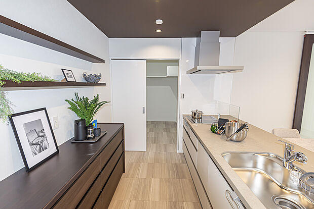 【【お近くで公開中のモデルハウス／キッチン】】伸び伸びと使えるキッチンから、リビングにいる家族と会話を楽しみながら料理ができます。またパントリーが隣接しているため収納機能もバッチリです。