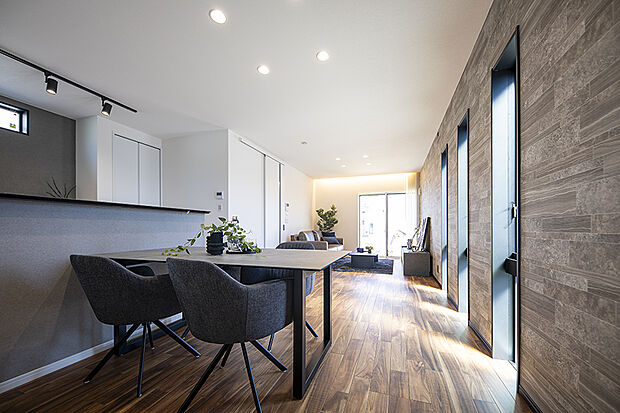 【【当社施工例/LDK】】キッチンからは、ダイニング・リビングにいるご家族とのコミュニケーションが取りやすく、会話を楽しみながら料理が出来ます。