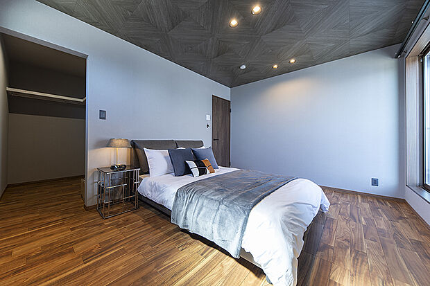 【【当社施工例/寝室】】7.9帖の快適な空間で1日の疲れを癒せる寝室。バルコニーからの光が入りやすく、毎朝気持ちよく起きることができます。またW.I.Cが隣接しており沢山の物を収納できます。