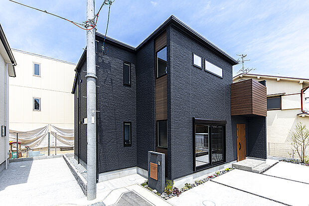 【【当社施工例/外観】】シックなブラックを基調とし、高級感あふれるデザインに仕上げました。木製の扉がアクセントとなり、華やかさを添えた印象的な外観です。