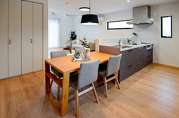 【【LDK/A号地モデルハウス】】キッチンとダイニングテーブルが近いため、調理、配膳、片付けがしやすく家事をする奥様には嬉しい動線となります。