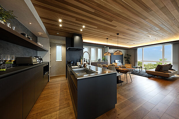 【【当社施工例／LDK】】アイランドキッチンを中心に家事がスムーズに進む、ラクラク回遊動線を採用。シックなブラックを基調としたデザインが、空間をスタイリッシュに引き締めます。