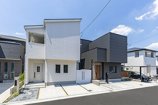 【【弊社施工例／外観写真】】邸宅が並ぶと圧巻の街並みが完成します。自由設計で、世界にひとつだけの住まいをKANJUで叶えませんか。