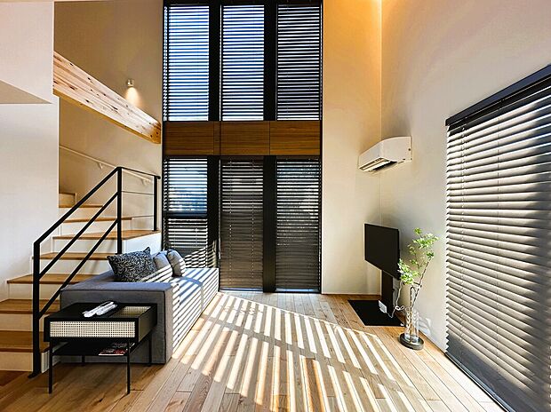 ZOOTの大きな特徴である吹抜けに並ぶ6連窓。
リビングにたっぷりと陽射しを送ることで家中を明るくします。