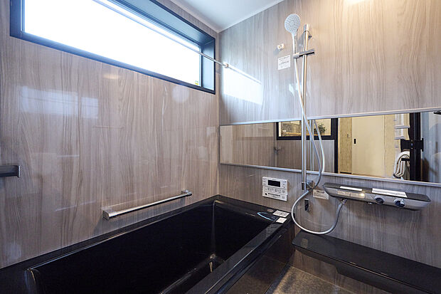 【TOTOサザナ（ほっからり床）】TOTO特許の「 ほっカラリ 床」の排水性と柔らかさが最高です。 魔法瓶浴槽で保温性に優れている浴槽です。