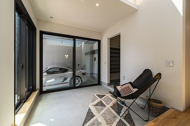 【1号棟】土間周辺に集まった収納はベビーカーの出し入れや買い物の荷下ろしに便利。また、土間を広いLDKとしてホームパーティーを楽しんだり、キャンプの準備を家族で楽しんだり、暮らしが広がります。