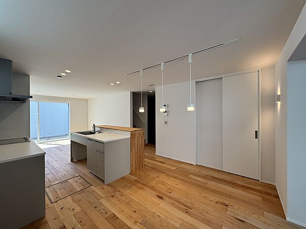 【-】キッチンを中心としたLDK。料理をご家族で楽しんだり、食事を南のウッドデッキや北のテラスに運びやすいよう動線計画しました。