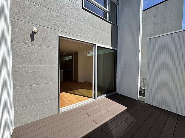 【-】9.93m2で約5帖以上ある広々ウBBQをしたり遊ぶのに十分な広さです。