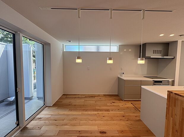 【-】北のテラスに面したダイニングスペース。直射日光が遮られ、柔らかな光で過ごすのにちょうど良い北のテラスは朝食を取ったり、真夏のプールにピッタリ。通り庭からも出られ、お子様が外と中を自由に遊べます。