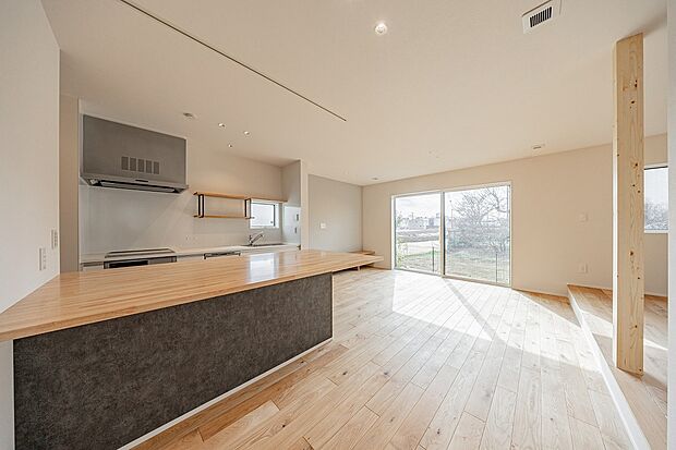 【-】広がりを感じる、明るいLDK。造作のダイニングテーブルは作業台も兼ねた大きさで、パン作りなどスペースが必要な料理も、ご家族やご友人とゆとりを持ってお楽しみいただけます。