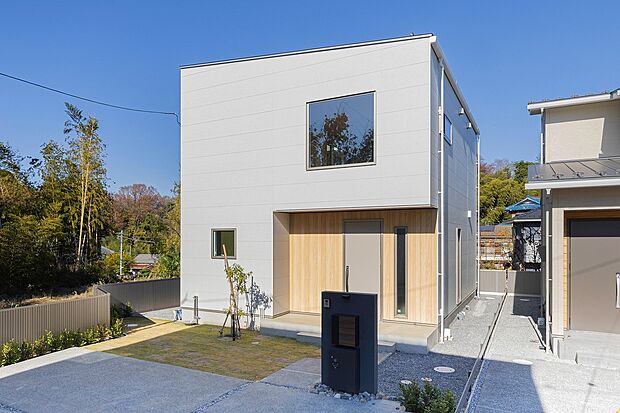 【4号棟　】シンプルなグレーの外壁に木目を添えた、温もりあるモダンな住まい。