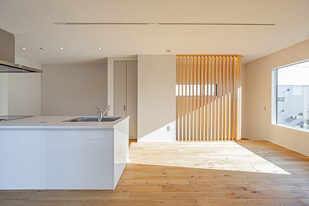 【4号棟】大きな窓からやわらかな光が差し込む、明るく開放的なLDK。
格子のアクセントがほどよく視線を遮り、心地よいくつろぎの空間を演出してくれます。