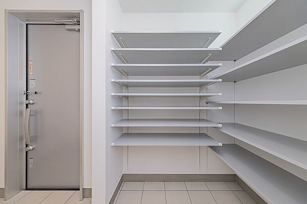 【２号棟】大容量のシューズインクローゼット。お客様用玄関と２WAYの回遊動線です。