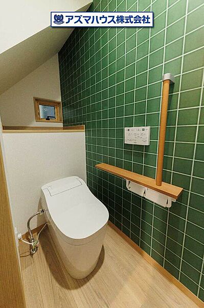 【2号地・トイレ】お掃除しやすいタンクレスタイプ！