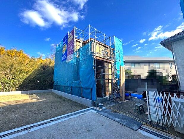 前面道路は4.7ｍ。車庫入れの際もゆったりできそうです。
