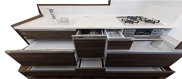 【キッチン】対面式キッチンで、お子様の遊ぶ姿を見守りながらお料理が可能!大きなお鍋やフライパンも出し入れラクラクな、スライド式の収納です。(同仕様の設備)