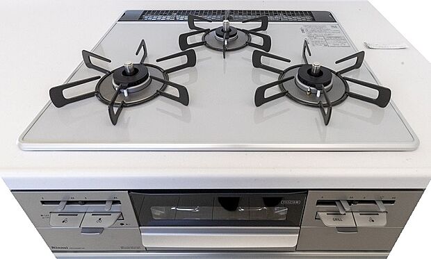 【【キッチンコンロ】】耐久性・耐熱性に優れたガラストップコンロを採用！汚れたらサッとひと拭きでお手入れ完了！(同仕様の設備)