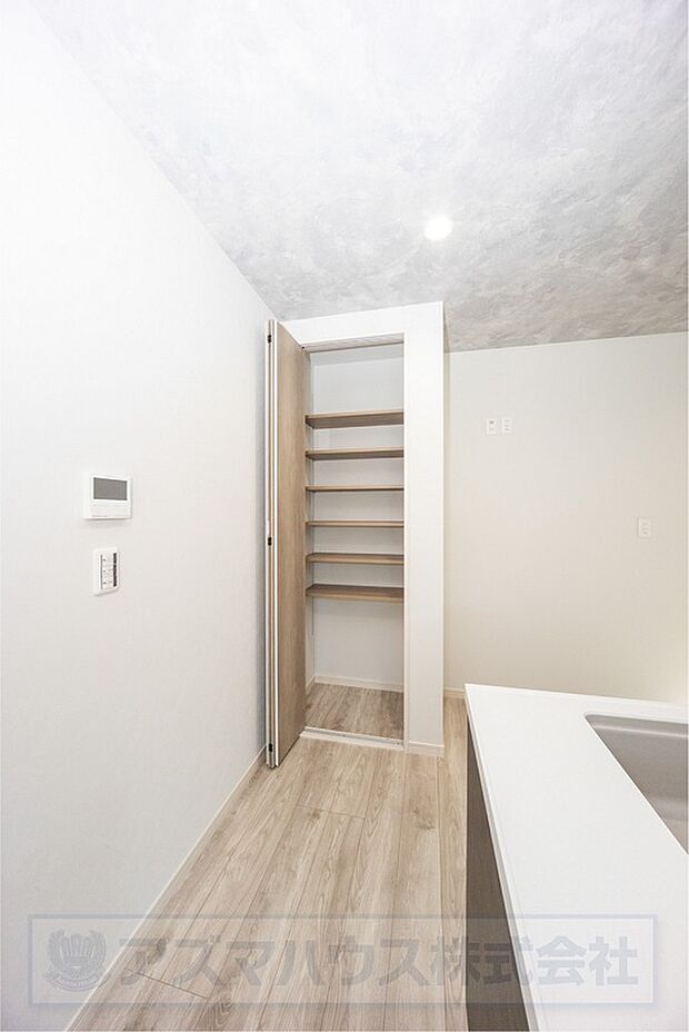 【【2号地・パントリー】】買い置き品の保管にも便利なパントリー！扉をしめればリビングから見てもスッキリ。生活感をグッと抑えられます。