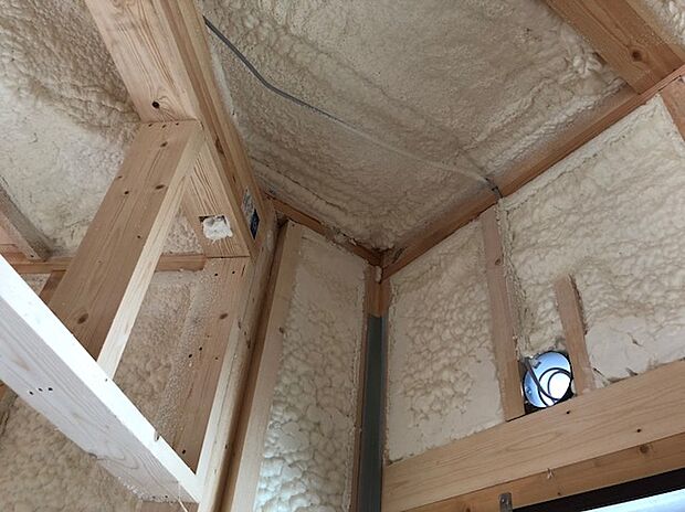 【【吹付ウレタン断熱】】高い断熱性能と気密性を実現できる吹付断熱を採用。劣化しにくく、長期間にわたって高い断熱性能を維持することができます。（同仕様の構造)