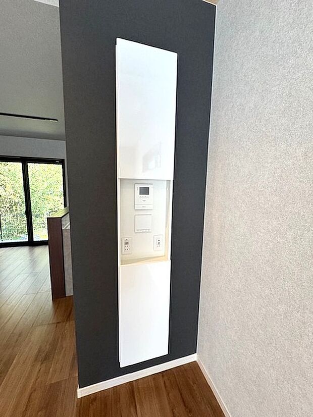 【【11号地・IoTニッチ】】リビング・ダイニング・キッチンの3面床暖房が標準仕様。床暖房パネルもモニターホンもIoTニッチにスッキリまとめました。