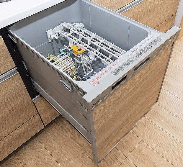 【【食洗機】】手に優しく節水もできる食洗機を搭載！食器を一気に丸洗いでき、家事の時短にもつながります。（同仕様の設備）