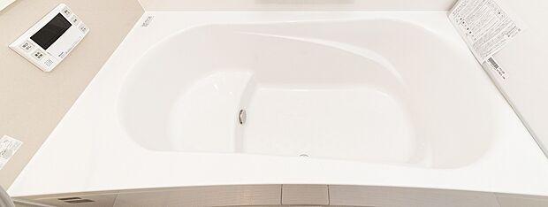 【【システムバス】】1日の疲れを癒すゆったりとした一坪サイズのバスルーム！（同仕様の設備）