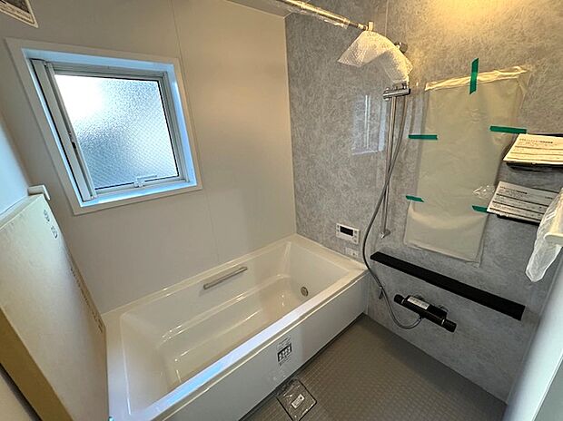 【【システムバス】】広々一坪サイズのバスルーム！ゆったりとお湯に浸かって1日の疲れを癒していただけます。