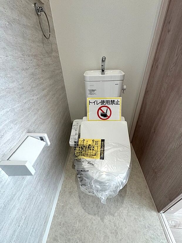 【【トイレ】】冬の寒い時期でも快適な温水洗浄便座付のトイレ！引き戸仕様です。