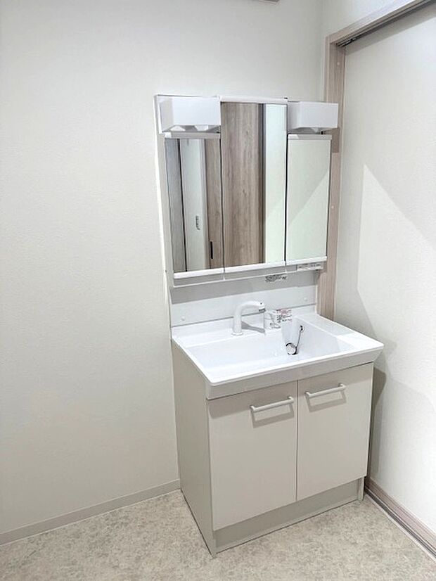 【【洗面化粧台】】三面鏡は朝の身支度をサポートしてくれる優れものです♪(同仕様の設備)