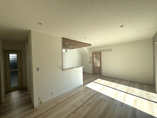 【勝手口】キッチンそばには勝手口があり、ゴミ出しもスムーズ。キッチンを清潔に保てます。