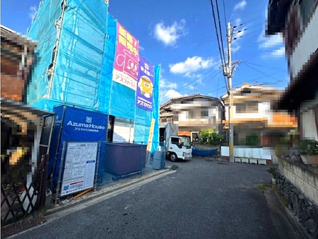 【前面道路を含む現地写真】こども園や小学校・公園が徒歩圏内に揃い、これから子育てを始めるファミリーにもおすすめしたい立地です。(2025年11月15日撮影)