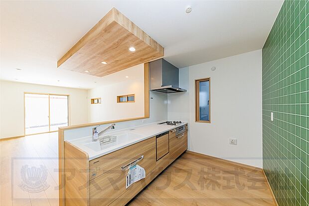 【【1号地・キッチン】】収納力豊富なスライド式収納と食洗機付システムキッチン。