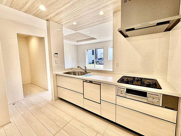 【キッチン】　食器洗浄乾燥機を完備したシステムキッチン！　毎日の大変な家事の一助になってくれます。