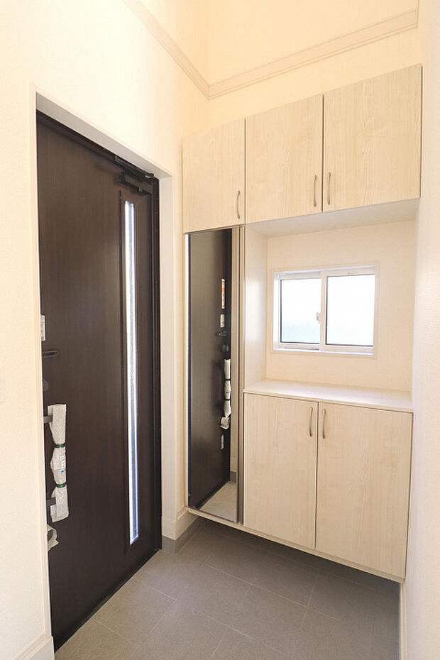 【玄関】　玄関扉には「カザスプラス」のカードキーを採用！　玄関収納は全身鏡付きです。