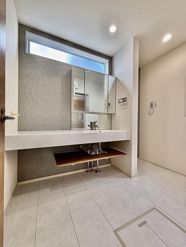 【【オリジナル洗面台~irodori~】】デザインと機能性にこだわったオリジナル洗面台!「おしゃれに、使いやすく」がテーマの固定下棚や、簡単なお手入れで清潔さを保つ「シームアンダーボウル」を採用♪