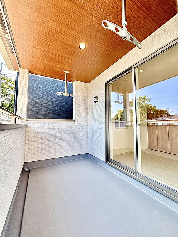 【【バルコニー（南側）】】洗濯物をたっぷり干せます！　インナーバルコニーなので急な雨でも安心です。