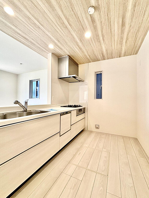 【【キッチン】】背後に冷蔵庫やカップボードを楽々置けるスペースを確保しています！