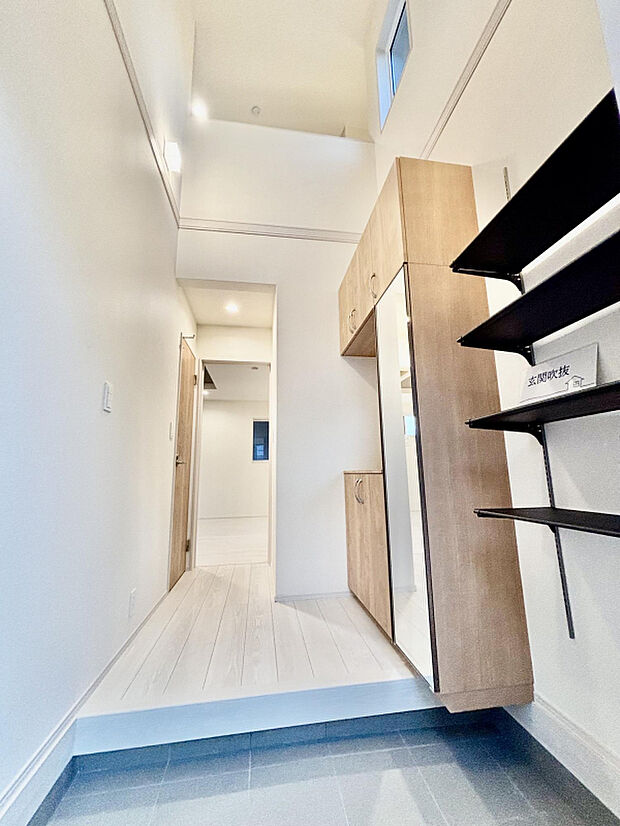 【【玄関ドア】】玄関ドアのカギの施錠をカードタッチでできるリクシルの「ファミロック」を採用！無駄を省いたスマートな暮らしを実現します♪