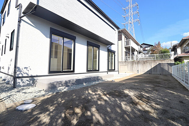 【【庭（南側）】】大型テラスつきの広々としたお庭は、道路の反対側にありプライベートが確保されています。