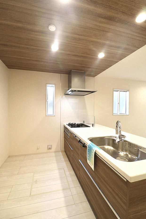 【キッチン】背後に冷蔵庫やカップボードを楽々置けるスペースを確保しています！