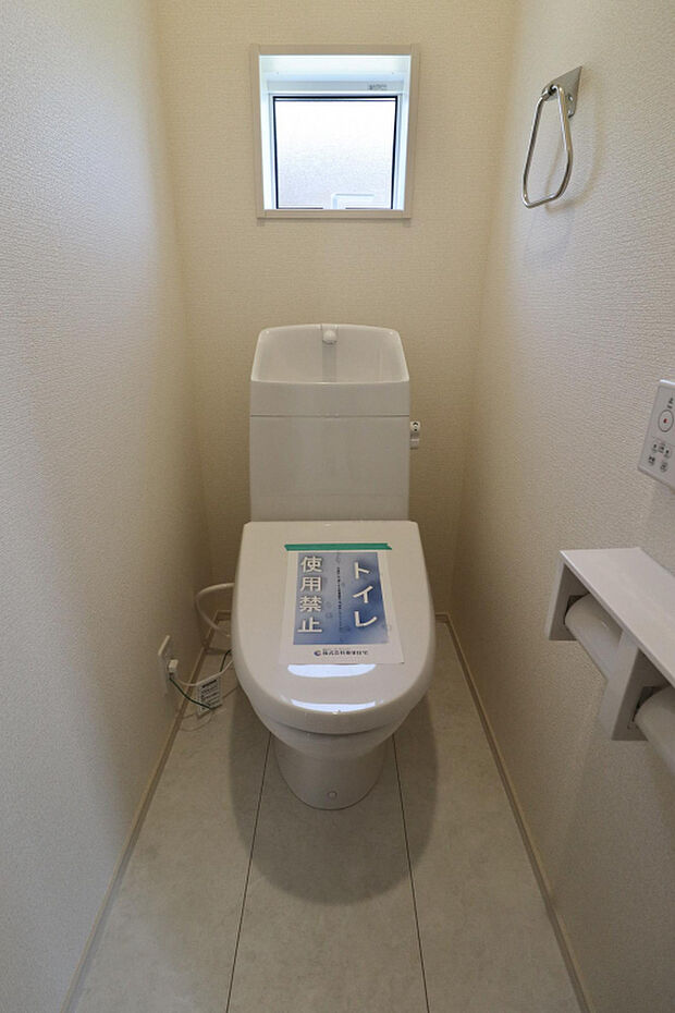 【【1号棟:トイレ】】使い勝手に優れたワイヤレスリモコン式の温水洗浄便座を採用。