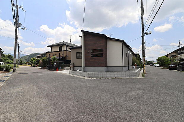 【【前面道路含む現地写真】】角地ならではの明るさと風通しの良さが魅力です。