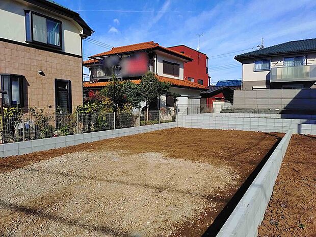 【現地写真】
全居室2面採光の明るい住まい。対面式キッチンやリビングスルー階段で、ご家族の会話が弾みます。浴室と洗面所、キッチンが集約され動線にも配慮されています。